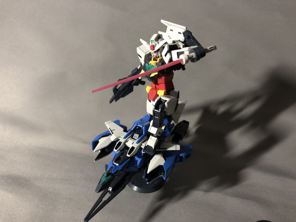 また、胸部のグリーン部分とビームサーベルのビーム刃のピンクは、ヤスリの400のみで磨いていますツヤがないとき特有の白っぽさによっていい感じに光っているように見えます