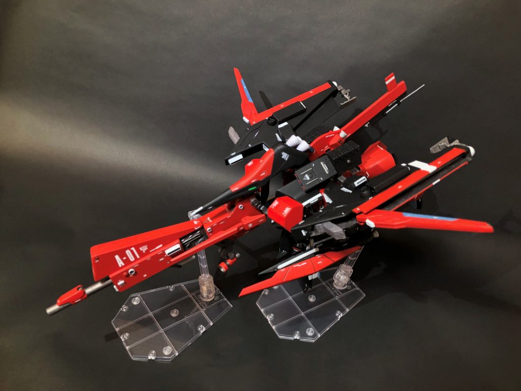 また、【パンツァー・クラーツ】を展開させることで巡航形態に変形します。リック・ディズ本体は単なる寝そべり変形ですが、増加装甲が機体を覆うように移動しシルエットが大きく変わります。