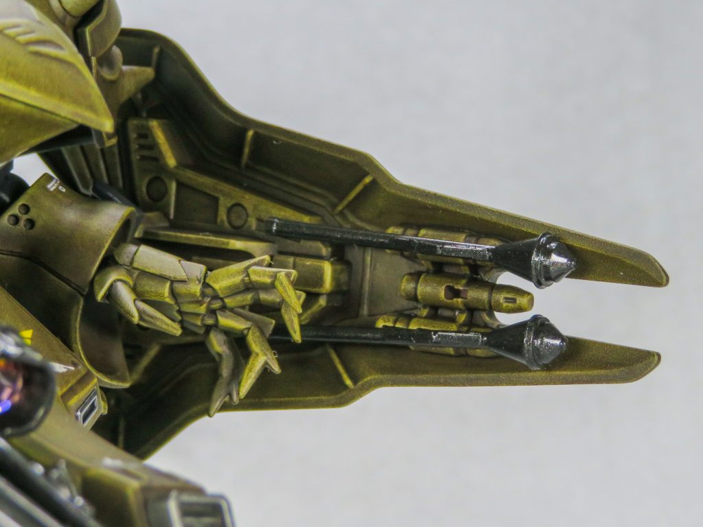 手首はコトブキヤMSGのシャープハンドで凶悪に。シールド裏にはタミヤ1/35小火器セットのパンツァーファーストを装備。