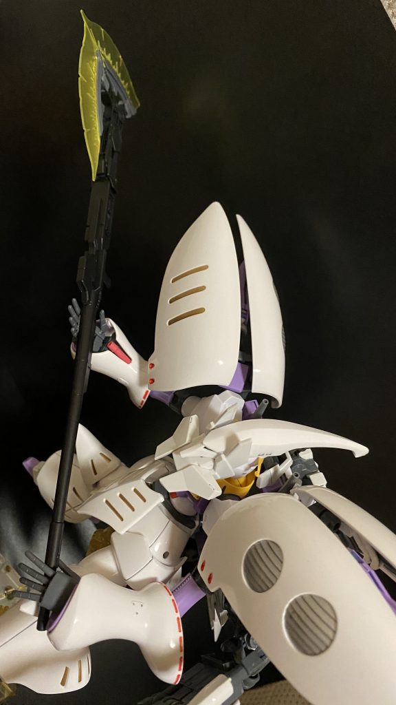 GNバスターアクスバスターランチャー後部より、ビームの刃を発生させることで、近接戦闘にも対応可能。また、刃自体を鎌状、槍状など様々な形状に発振させることができる為、近接戦闘内において、多用な戦闘が可能。