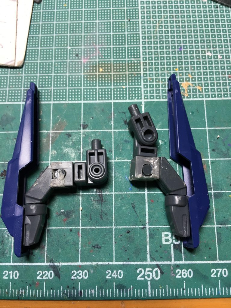 今回最後まで悩んだのはアームの可動化。ホビージャパンで何度かビルドガンダムMk-Ⅱの作例が発表されていますが、いずれもポリキャップを仕込み、極力キットパーツの形状に即したものでした。僕はそんな芸当は出来ないのでアレンジし、アームの3mm穴のブロックを丸ごと切除、プラサポに置き換えました。 アームの可動部はHGBCガンプラバトルアームアームズを使用しています。元のキットに比べて可動箇所が増えたので、前述の通りMSと合体したままでもライフルと連結させて構えられます。 塗装はガンダムマーカー中心です。配色は本家のフルドドを参考にしています。各部のすり合わせが大変でした…。白=Mr.フィニッシングサーフェイサー1000(ホワイト)グレー1=Mr.カラースプレー ニュートラルグレーグレー2=ガンダムマーカー ガンダムグレーグレー3=同メカグレー黄=同イエロー黒=同ブラック緑=同アイグリーン