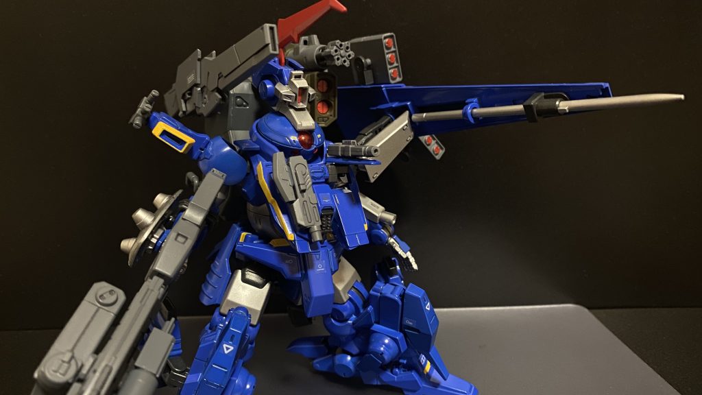 今までのグリモアアドバンスで使用してきた、ほぼ全ての兵装を使用可能。胸部に新規武装として、ビームガンを追加している。