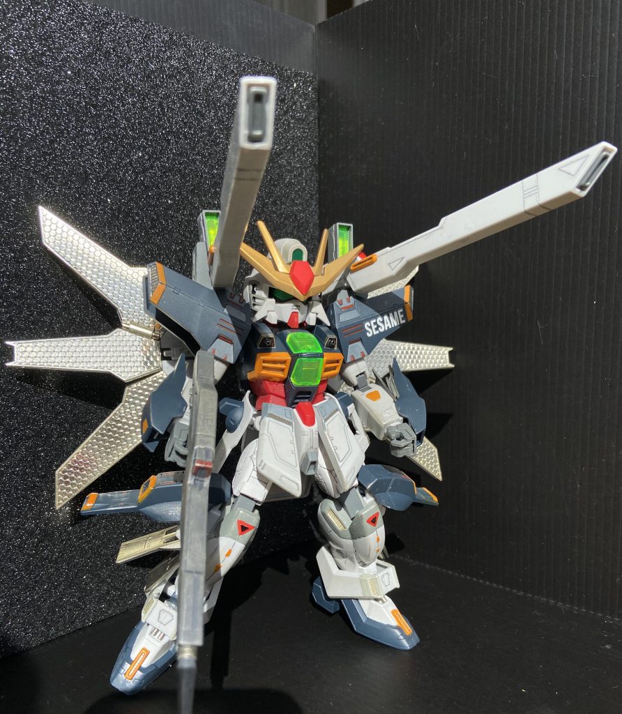 ツインサテライトキャノン！ギリギリいけました。レオパルドといいエアマスターといい、こいつといい何故こうも頭の両側になんかあるんだ‥SD化で干渉しないか、ドキドキするじゃないか！各部冷却パネルは思いの外、メッキが上品なシャンパンゴールドっぽい色だったので、そのまま採用してます。