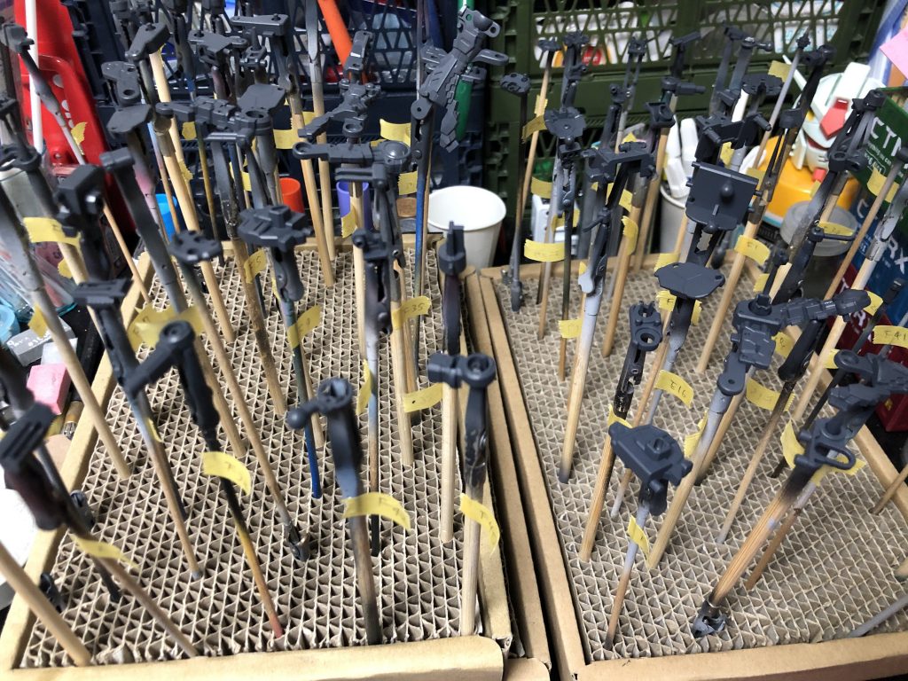 いろいろ忙しいので、サクッと作ろうと思いいろいろ工程を省略しました。切り出しながら最低限の表面処理をし持ち手に番号振りながらいきなり塗装。仮組み無しで関節の組み間違え多数。ネジ留めがバラす時に面倒だと思ったことが間違い。