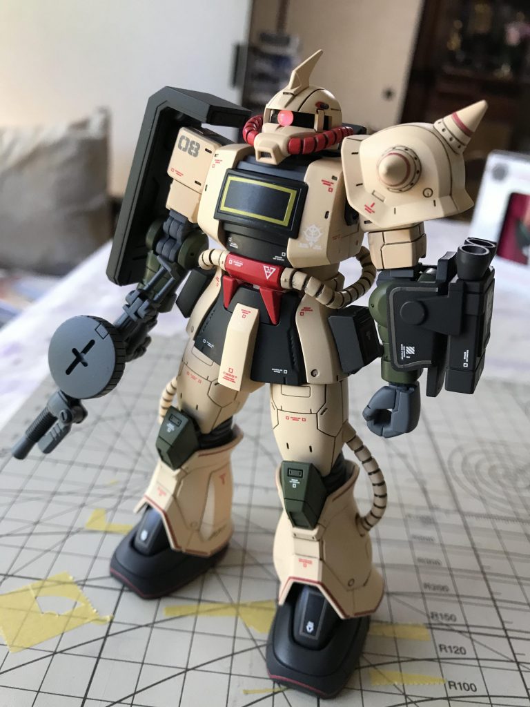 素体がオリジンザクがベースですので、当然出来は素晴らしいです。　　　　　　　　　　　　　難点はマーキングがシールで貼り付けてもペロペロ取れてきちゃう事でしょうか？　　　　　　　シールがどうにも我慢出来ず、デカールで手に入らない物はシールを貼り、デカールで流用出来そうな物は、コーションデカールで対応致しました。