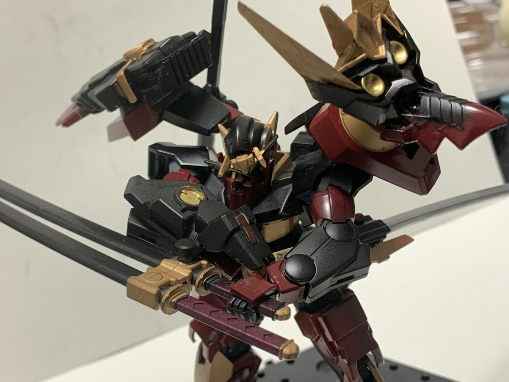 制作時に何に影響を受けたか覚えていませんが、腕から刀抜くのってかっこいい!!という思いから右腕には刀を2本とそれだけでは味気なかったので戦国アストレイ頑駄無の装甲とジャンクパーツを使った武装を装備させました。