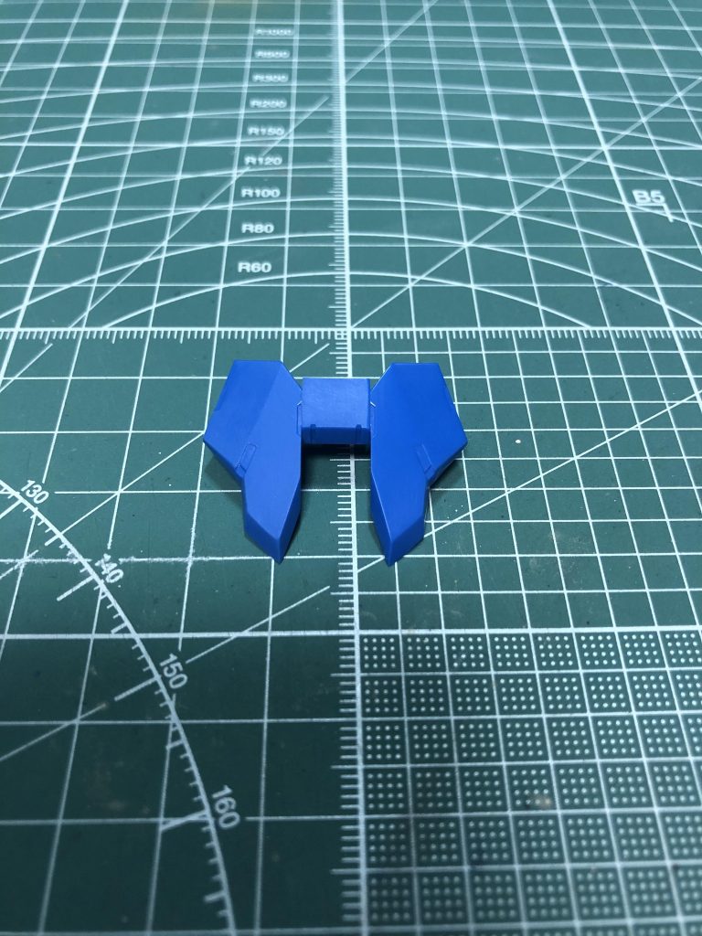 こちらは左半分が1000くらいまで、右半分が10000まで磨いて、ティッシュで拭いてみたものです横に並ぶとだいぶ違って見えます実は今回のヤスリがけ、最初から計画していた訳ではなく、この腰パーツを磨いている時にふと思い立ってやり始めたことだったりします