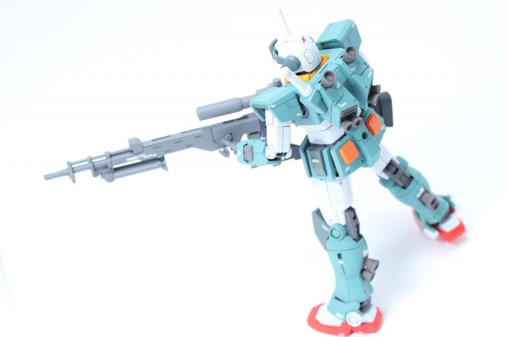 ちなみに今回の武装パーツは全てガンダムベース限定のシステムウエポンキットのものです。キットに付属していたR4ビームライフルはあまりにも細長くて強そうじゃないので不採用です。この後ろから見た時にしっかり重さを感じる持ち方をして構えることが出来る、これがシステムウエポンキットのスナイパーライフル採用のポイントでした。