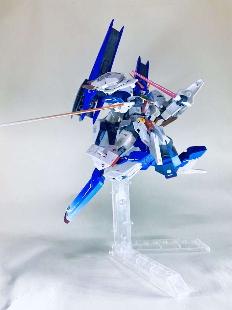 脚のビームサーベルと背中のビームダガーで二刀流。