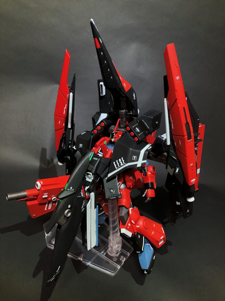 スラスター、ビーム砲、小型ジェネレーターを内蔵した汎用兵器「アドバンスド・シールド・ブースター」はアームドアーマーDEを芯にジャンクパーツを盛って製作。後部の小羽根が可動します。各部のラインマーキングはマスキングで塗り分け。左右識別用のイメージで左側のみにいれています。