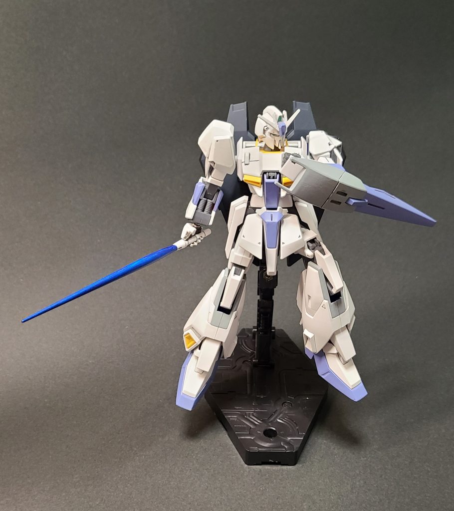 このキットのビームサーベルは手首と一体となっていますですので塗装をした方が見栄えがよくなりますこのようなビームサーベルは最近のキットではあまり見ないかもしれません