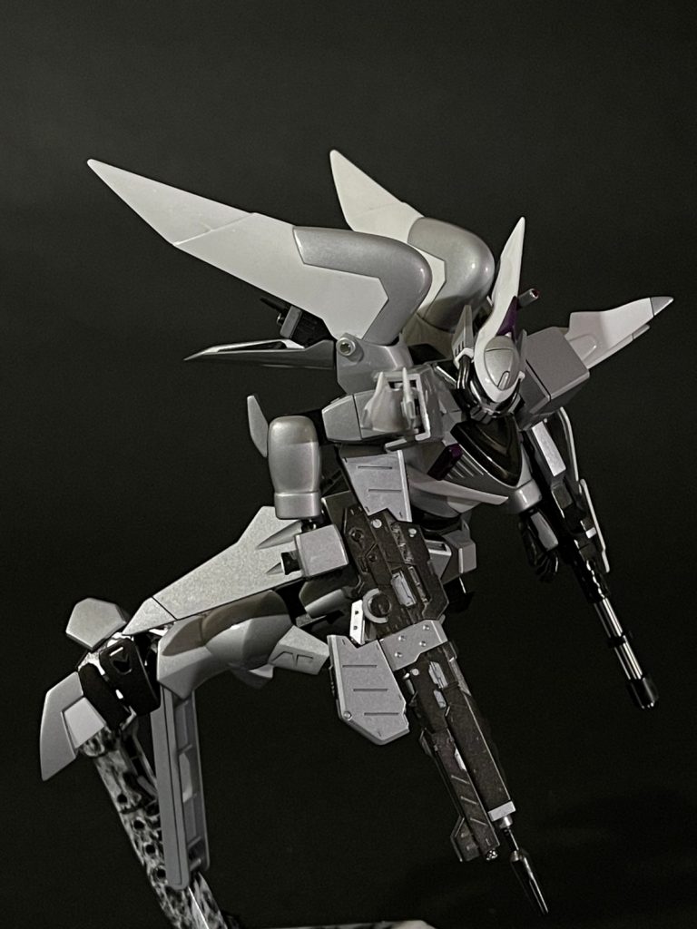 ちなみに重斬刀とガトリングシールドは磁石で固定しています。ですが、角度の固定がほぼできません。重力にすぐに引かれてしまいます。シールドは磁石2個で2点止めしているため何とかなりますが、重斬刀はけっこうプラプラしてます(ryライフルも胴体のジョイントパーツと腰の間に挟み込んで固定が可能です。ですが塗料が剥げそうなので1，2回やって止めました。