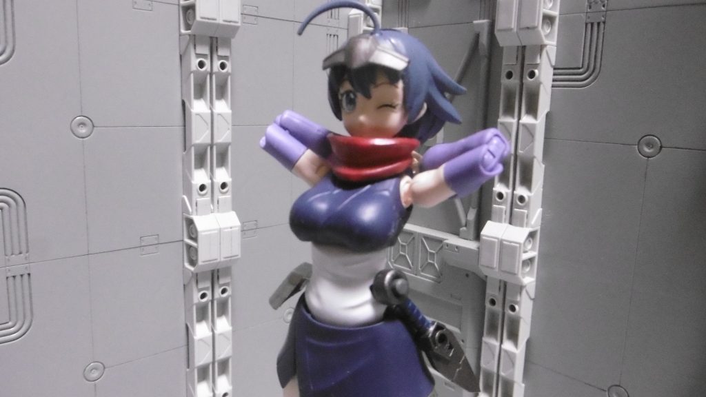 額当てを鉢金のように塗装しています。額当てとクナイは焼鉄色、ポーチはスターブライトジュラルミンで。頭髪の色をレッドブラウンにするつもりが切らしていたため、ダークブルーにしました。瞳の塗装までは流石に無理。左目をスミ入れに変えると右目のシールの厚みが目立ってしまうため、双方ともシールに。