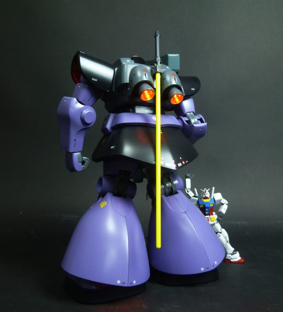 全塗装ですが、グラデも何もしませんでした。構造が亜鉛合金のフレームにプラPの外装を固定してゆく独特の設計で、関節はボールジョイントに六角ネジでマス締めして固定する方式になってますから、ポーズはこれで固定してます。