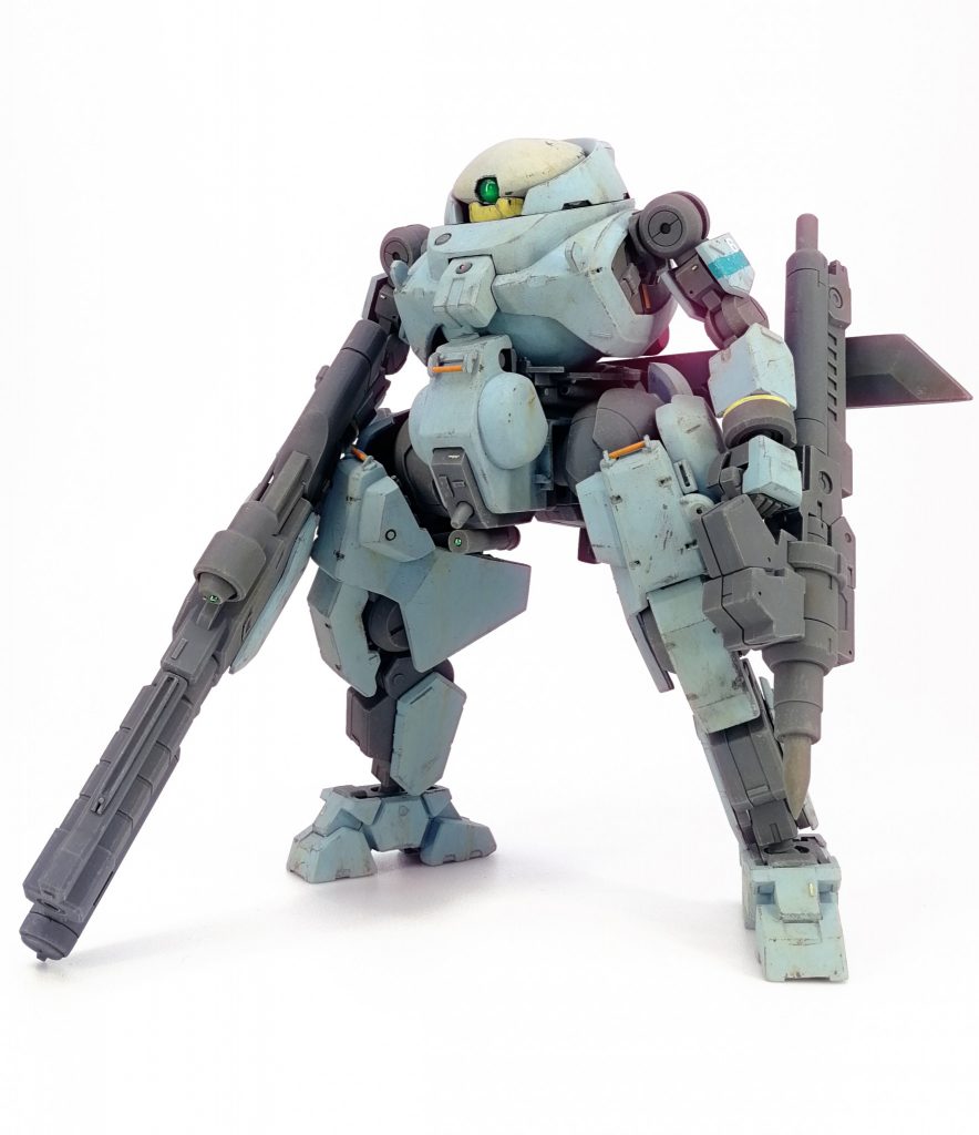 設定的なアレゲイレモアタイプEs型のブロック2改修型。Es型は輸出モデルとして途上国や民間軍事組織へ急速に普及し小規模な改修を重ねた後ブロック2大規模近代化改設計機Es-Adv型へアップデートされた。不要な高額な支援システムへの対応のオミットをはじめとする先進国仕様との差異はそのままに内装の大幅なアップデートを行い基本性能の向上を果たした他、戦術単位での小規模データリンクに対応するなど外部オプション化されていた装備の一部標準内装化等が行われている。Advはアドバンスド。WT3EnUs1G2 Es-Advでウォーキングタレット第三世代エンペラー国合衆国共同開発第一計画グリモレイル後継ブロック2　輸出仕様アドバンスド画像の機体はとある私設軍事組織が運用するもの。頭部はオプションのセンサー機能強化型仕様でEs-Adv型純正仕様ではない。