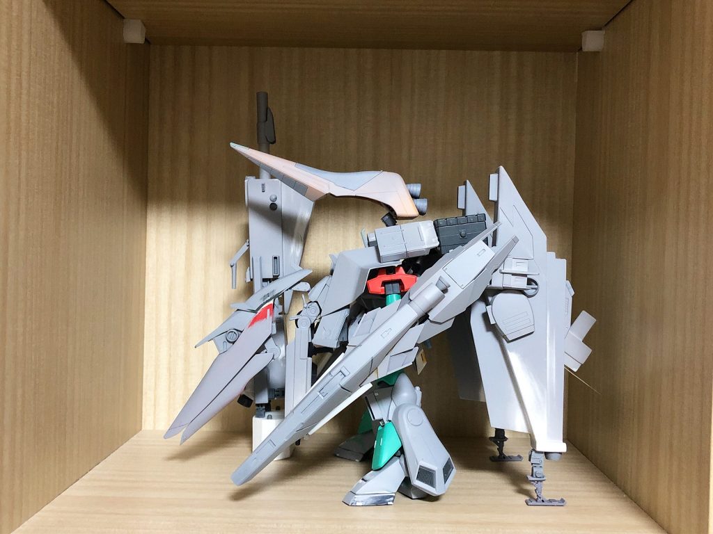 サフを吹いたときの写真です。元ネタ写真に寄せてみました。基本的に表面処理とかは軽く済ませてポンポンと塗装してしまう派なのですが、スクラッチパーツが多いと形状のすり合わせで何度も仕上げを確認する必要がありました。塗装はすべて筆塗りです。前回に引き続きシタデルを主に使用しています。