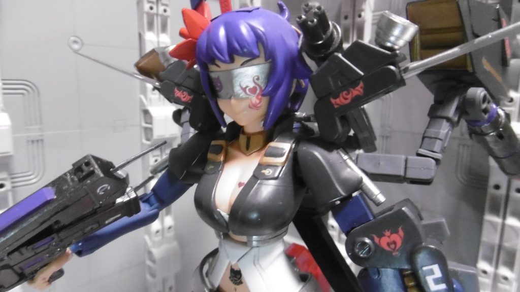 「HG ファルシア」のファルシアビットを右前髪に付けて髪飾りに。褐色肌に変え、特に非難の多い目元は覆い隠しました。アイマスク化は盲目でもサングラスでもカワグチ一派の模倣でもなく、マジックミラーな性質があったりもします。索敵や情報収集はバックパック側のレドームに集約。肌の露出で排熱効率を上げています。頭頂部は0.2mmプラシートで埋めましたが、接着が上手く行かず「頭に布みたいな物が乗っている」みたいになり、逆に完成度が下がってしまったような感も少なからず。両肩のバーニアパックには「HGBF 忍パルスガンダム」の刃を塗装し、ウイング化。攻撃だけでなくスタビライザーとしても機能します。全体的にハート系の水転写デカールを多く使用。