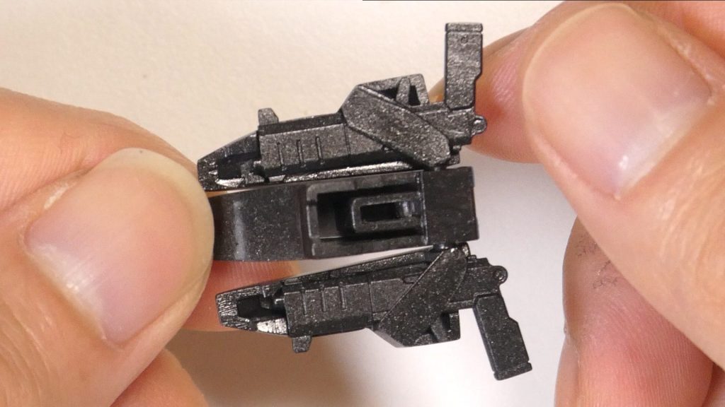 スカート裏は雑な感じになってます