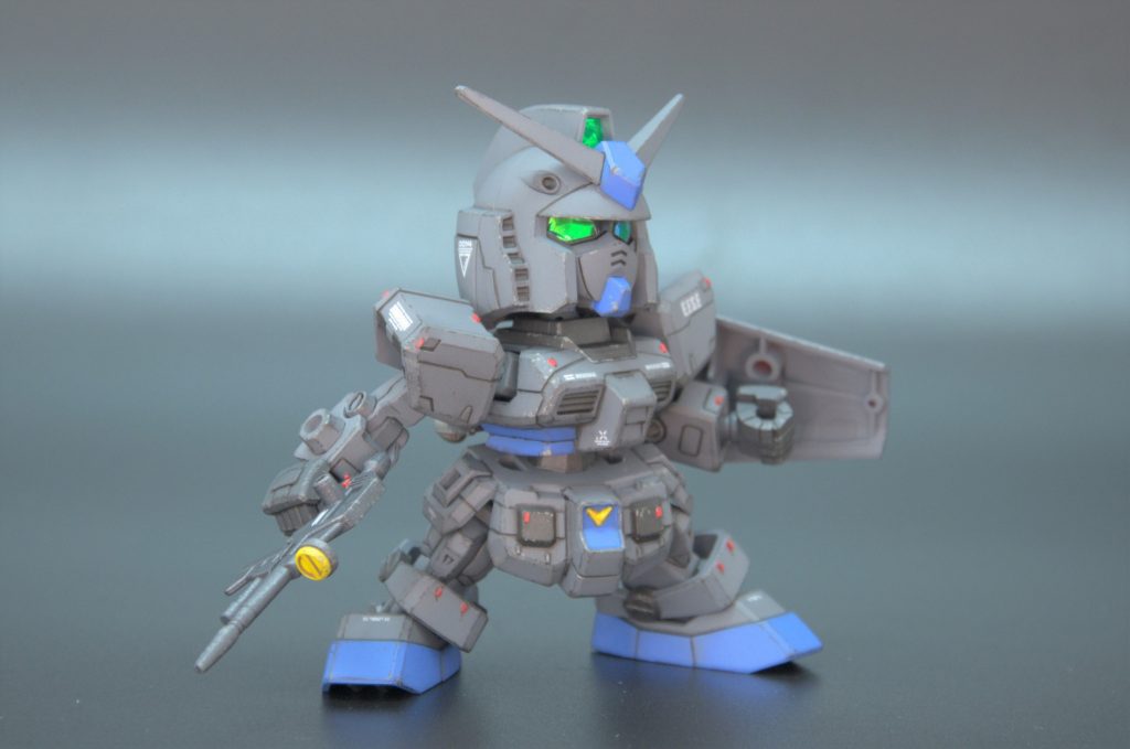 カメラアイは蛍光塗料の上から偏光シールを貼りました。SDなので面積が広くて目立ちますね。