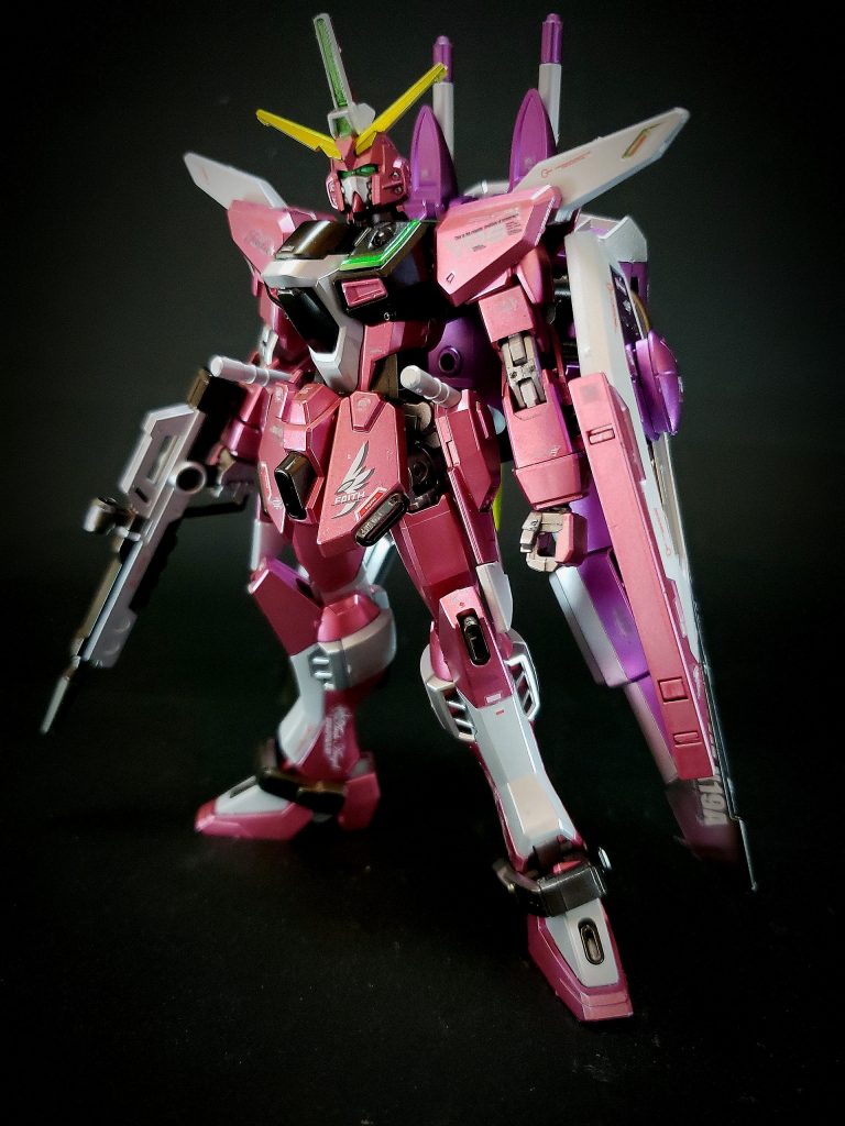 武装（インフィニットジャスティスガンダム）MMI-M19L 14mm2連装近接防御機関砲頭部両脇に搭載されたもので、ガズウートに装備されたモデルの改良型[38][注 17]小口径機関砲。推薬の改良による初速アップと、対装甲用の摩擦軽減コーティングにより、ストッピングパワーはジャスティスのものよりも約25%向上しており、また、装弾スペースも20%拡張されている。[49]、MMI-GAU26 17.5mmCIWS胸部インテークの上方と下方両脇腹に搭載された[注 17]。牽制用のCIWS[38]。配置の都合上、自由度は低いものの正面方向に濃密な弾幕を形成可能[50]。