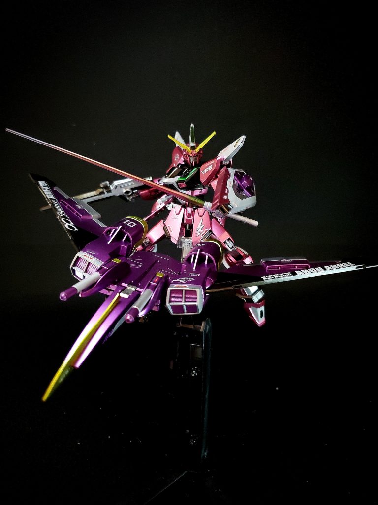 ファトゥム-01（ゼロワン[56]）先代型ファトゥム-00の発展形リフター。00が有していた機能は全て受け継ぎつつ、主翼はアスペクト比の大きな可変翼となり、スラスターの推力の引き上げも施され、より強力な空間機動が可能となった[41]。また、本機からの装備として機体底面にグリップが設置され、MSの牽引も可能となった[38]。一方、占有スペースに比して威力の低い実弾兵装は省略されている[31]。一方で、複数のビームサーベルや実体刃が装備されており、これによってファトゥムそのものを格闘装備として使用する事も可能となった[38]。対装甲ナイフ[38]ファトゥム-01の機首に設置されるナイフ[38]。VPS装甲のアクティブ時には黄色く変色する。インパルスに搭載されたM71-AAK フォールディングレイザー対装甲ナイフを大型化したような装備[48]。