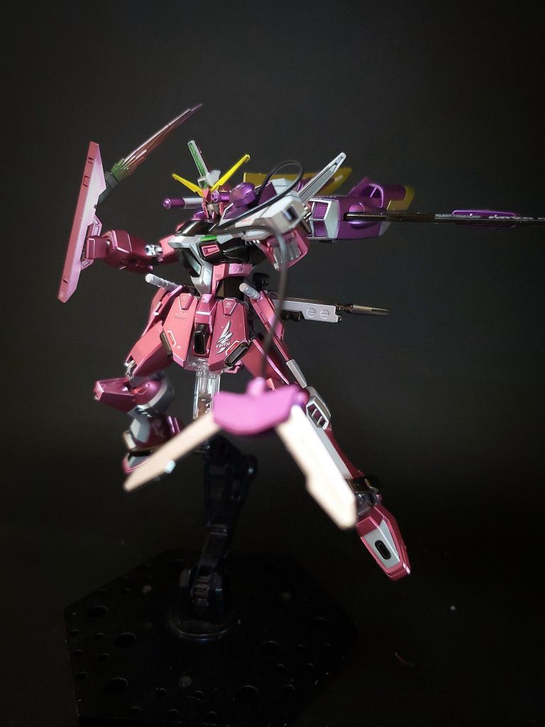 RQM55シャイニングエッジ ビームブーメランビームキャリーシールド外縁に設置されたビームブーメラン。空力飛翔体ではなく、ビーム場を形成する力場と空間の相互作用により、大気圏外での運用も可能となっている。通常はビームキャリーシールド先端部に搭載されており、取り外して投擲するほか、そのままビームを展開させて大型ビームサーベルとしても運用可能[53]。最終決戦時にデスティニーの右手を掌底武装であるパルマフィオキーナごと斬り潰した。本装備がシールドに搭載されたため、先代機ではビームブーメランをマウントしていた肩部にはスラスターが新たに設置された[38][注 19]。EEQ08 グラップルスティンガービームキャリーシールド外装部に格納される。巻き取り式ワイヤーに接続されており、射出後は敵機に打突するほか、クローでの拘束やワイヤーでの捕縛等の使用が可能である[53]。2004年放送のTVアニメ版本篇で使われることは無かったが、「FINAL PLUS 選ばれた未来」の描き下ろしオープニングや、高山瑞穂の漫画版4巻、「HDリマスター版」第49話(PHASE-50)などで使用シーンを見ることができる