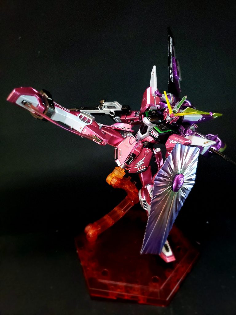 MR-Q17Xグリフォン2 ビームブレイド両翼前縁に設置されるビームブレイドで、ガイアのウイングに搭載されているものと同型[43]。MSや敵戦艦ブリッジを両断できる威力を有している[