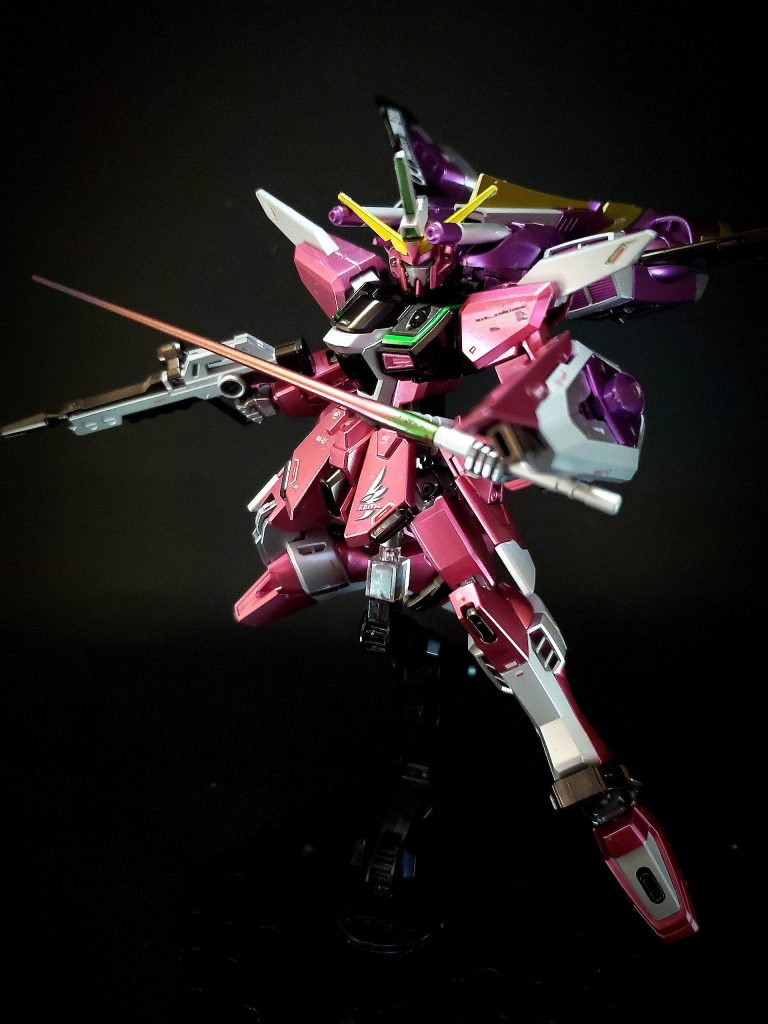 MA-M02Gシュペールラケルタ ビームサーベルストライクフリーダムと共通のサーベル。シュペールとはフランス語で「スーパー」の意。先代機のMA-M01ラケルタを改良した装備[38][注 18]。2刀連結状態の「アンビデクストラス・ハルバード」も引き続き利用可能[38]。最終決戦ではデスティニーのアロンダイトを真っ二つにし、同機の左手を掌底武装であるパルマフィオキーナごと斬り潰した。MR-Q15Aグリフォン ビームブレイド膝から爪先間に設置された弓鋸状のビームブレイド。脚部による攻撃時に威力を発揮する。MRQ-17Xの前型モデル[43]。ファトゥム-01にも同系の武装が搭載されているが本体の設計がファトゥムよりも先行したため、世代の古いモデルを組み込んでいる。アスランのイージスの運用実績により、実質アスランのためだけに装備された兵装である[51]。『機動戦士ガンダムSEED DESTINY』第43話ではデスティニーの放ったフラッシュエッジ2をこれで破壊した。また、第50話ではビームサーベルを使用するインパルスの右腕を破壊。デスティニーの放ったフラッシュエッジ2を破壊し、右脚を破損させた。MGプラモデルを監修した重田智は本機による 