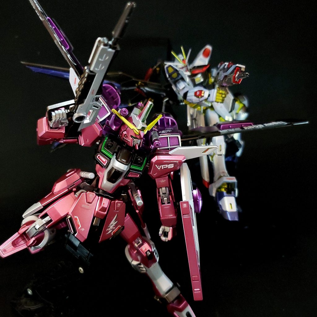 MX-2002 ビームキャリーシールドビームシールドジェネレーター、ビームブーメラン、ワイヤーアンカーを内蔵する複合防盾兵装。そのため、シールドそのものは兵装のキャリアとしての意味合いが強い[43]。本機ではEEQ08とRQM55が装備されているが、マウント形状の変更により、他兵装も携行可能[53]。小説版では対ビームコーティングがなされた装備とされ、レクイエムの陽電子リフレクター突破に活用されている[54]。M1911ライフルと共に、ミーティア換装時はウェポンベイに格納される