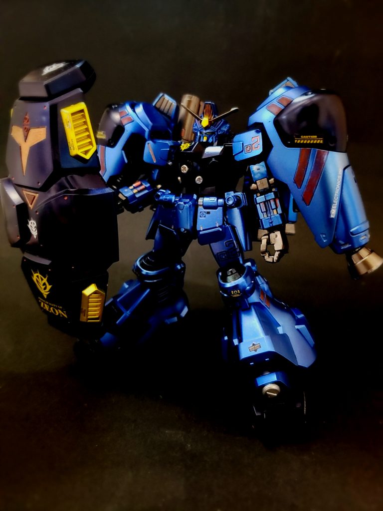 機体構造頭部装備される基本パーツやセンサー類は試作1号機とほぼ同等のものであり、コ・プロセッサーも搭載されている[108]。ただし機体の性格上、これらは核攻撃時には物理的・電気的に外部から遮断される構造となっており[108]、メイン・カメラやインテークにはシャッターが設けられている[3]。そのためいわゆる「ガンダム系」とは異なる外観となっている[108]。