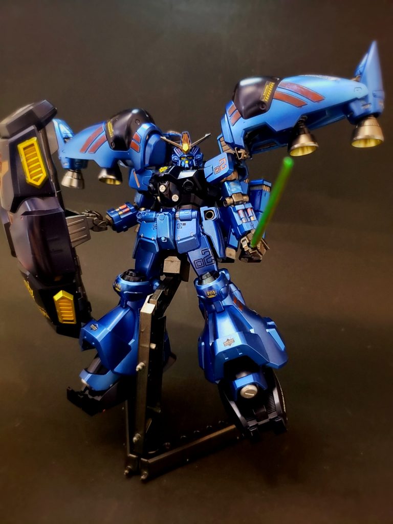 胴体部後述のFTBなどの装備を稼働させるため、高出力のジェネレーターを搭載[3]。コックピットは、核爆発の爆心付近での作戦遂行およびパイロットの生還を保障するため、通常のMSをはるかに上回る強度と生残性を兼ね備え[108]、インテーク類も極端なまでに省略されている[106]。一年戦争末期に提案された球形コックピット（球は構造的に外圧に対してもっとも強い[114]）を継承しつつ、ハッチに至るまで何層も複合装甲と緩衝材が重ねられている[108]。コックピットそのものにも強力な減速材が充填され、パイロットの被爆を防ぐ。この構造により、教育型コンピューターがかなり犠牲となっている[115]。非常時には爆裂ボルトでコックピットを射出することが可能となっている[108][注 18]。また、コックピット周囲にIフィールド発生装置を搭載し、核パルス電磁波 (EMP) や熱線を無効化する試みもあったといわれる[110]。背部には「ウォーヘッド・ストック・パイル[3]」と呼ばれる、核弾頭を格納するコンテナ[116]が装備されている。この発想は、リック・ディアスのウェポン・プラットホームへと受け継がれている[113]。