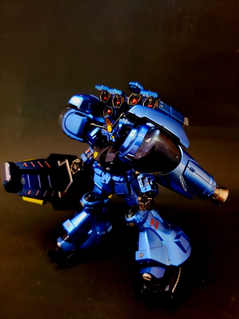 腕部バックパックの代わりに両肩に装備された「フレキシブル・スラスター・バインダー[3] (FTB)」（「アクティブ・スラスター・ユニット」とも呼ばれる[3]）が本機の最大の特徴である。機動性を確保するために特化されたもう1対の「腕」とも言える装備であり、行動に制限されることなく機体を稼働させることができる[117]。2基ずつ装備されているロケット・モーターは、1基で標準的なMS1機を充分に機動させるだけの出力をもつ[117]。これらによるユニットの総推力は膨大であり[105]、地上でのホバー走行も可能となっている[3]。画期的な装備であり、のちのMSに多大な影響を与え、さまざまな形で継承されている[117]。脚部当初は強襲用MSとして設計されていたため、空間戦用のプロペラント・タンクか、地上用のホバー装備が実装される予定であったといわれるが、核装備へとコンセプトが変更されるに当たりアビオニクスが流用される[118]。旧公国軍軍のドムやゲルググに見られ、ガンダム・タイプMSではほかに見られないフレア構造になっている[113]。専用のシールドのサイズでは脚部の防護はほぼ不可能であり、同等の冷却装置が装備されている