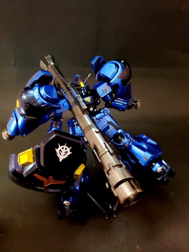 武装60ミリバルカン砲対空迎撃や格闘戦時の牽制、対人掃射などに使用される[119]。ビーム・サーベル型式番号：A.E.BlashAEXB-909L[118]AEブラッシュ社製で[118]、両腰に1基ずつ収納。重MS用の標準装備として開発されていたものの改良型であり、ビーム刃を形成する磁場が既製品より細い[118]。口径は400ミリ[120]。試作品のため、ビーム刃の出力や磁界強度をマニュアルで変更可能な機能が追加されており[118]、柔軟な運用が可能となっている