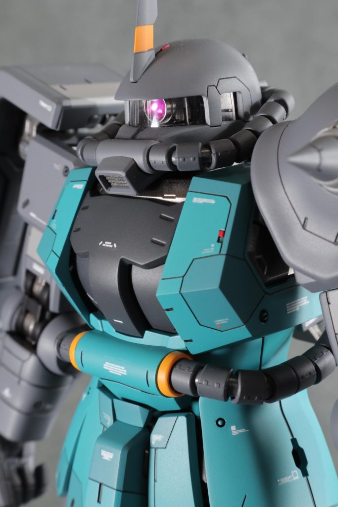 胸部形状をシャープなデザインに変更