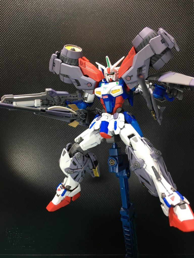 アサルトブースター以上に肩のボリュームがありますね。欲を言えばタービンユニットがもっと動いてくれれば良かったかなと。 バックパックのバインダーに搭載したビーム・ランチャーはケーブルのディテールアップ、銃身の延長&ボリュームアップを行いました。