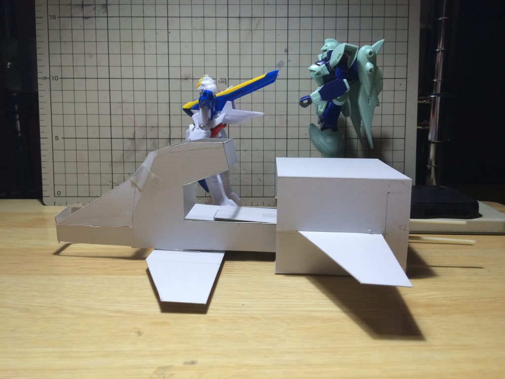 【制作工程2】厚紙で試作開始、設定画よりも前の方を寸詰まりに、翼も小さめにしています。劇中、月面でV2がバイクのようにまたがっているシーンもあるのですが、どうにも無理でした。
