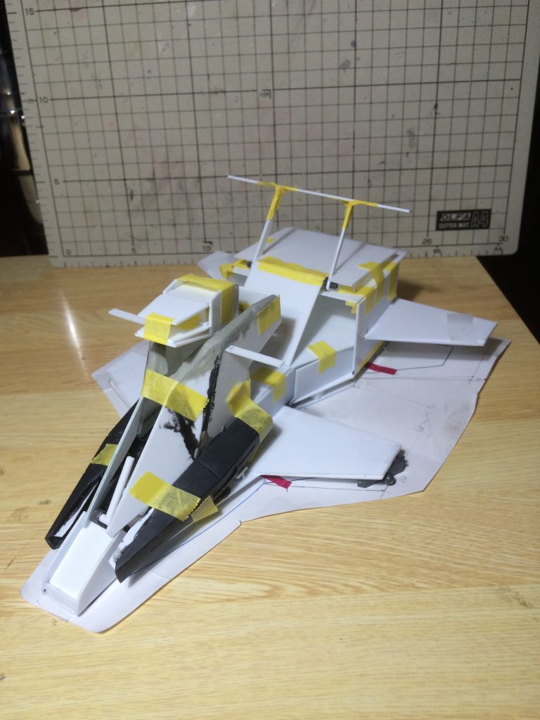 【制作工程3】大まかな図面を描き、それにあわせてプラ板やジャンクパーツを組み合わせてみましたが、この写真以降「箱組みムズ💢」で5年以上放置してました。