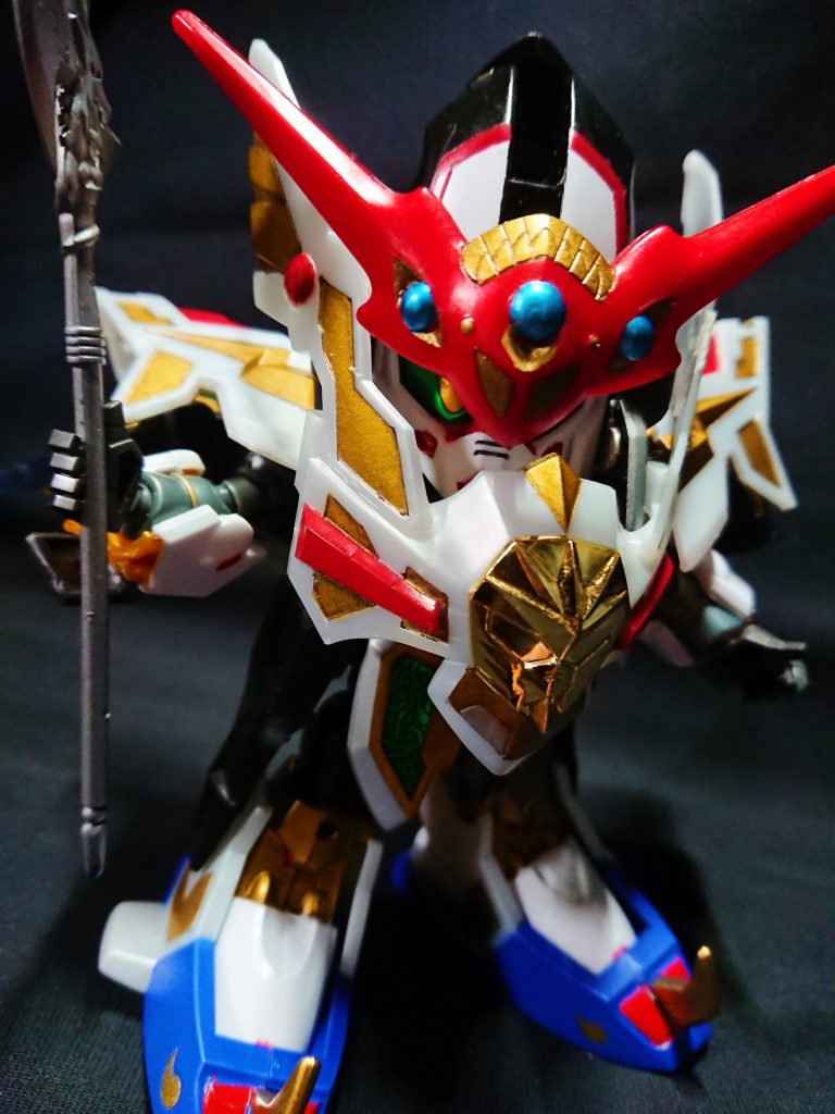 龍機ドラグーンが、龍機ドラゴパルサーに搭載された聖鎧(マルスギア)を装着した真の姿。聖龍機と白金のハルバードが、雷龍大系(サンダーシステム)最終兵器 聖龍巨神ドラグーンパレスを起動し、コアユニットとなる。