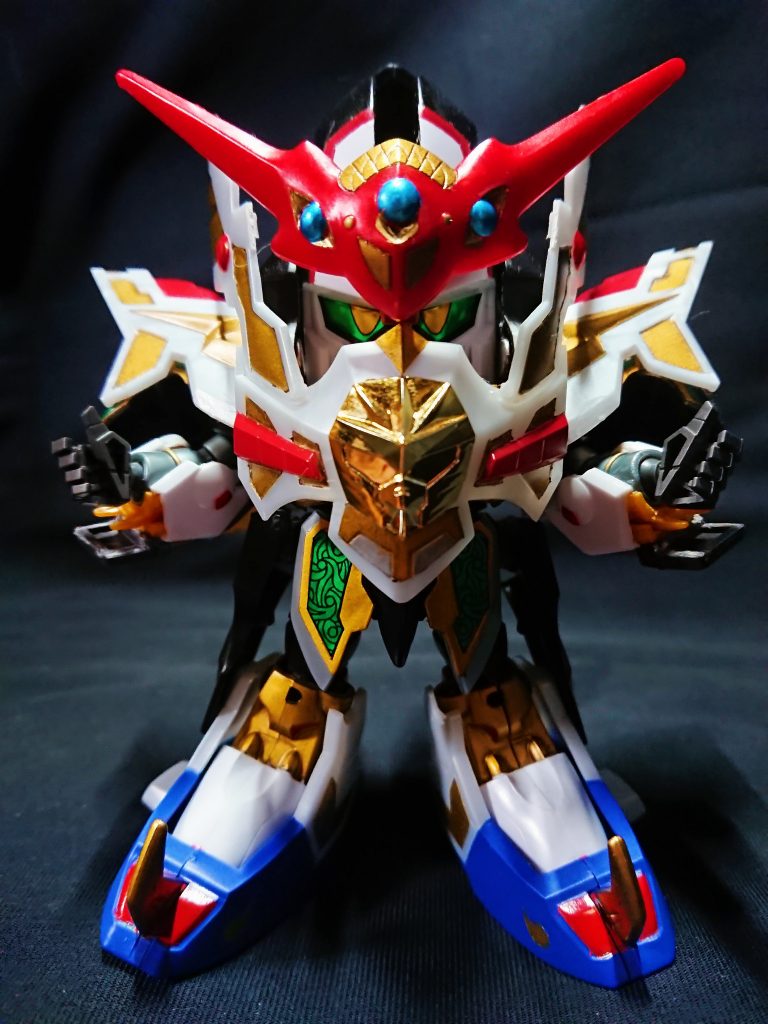 聖鎧(マルスギア)の接続は胸部のみネオジム磁石を使用しています。ヘッドギアとなる耳飾り?部分は角に接続するハチマキ方式が気に入らず、ハチマキから切断し胸鎧の上側に取り付けました。可動自体は少ないので違和感はそんなに無いかと思います。