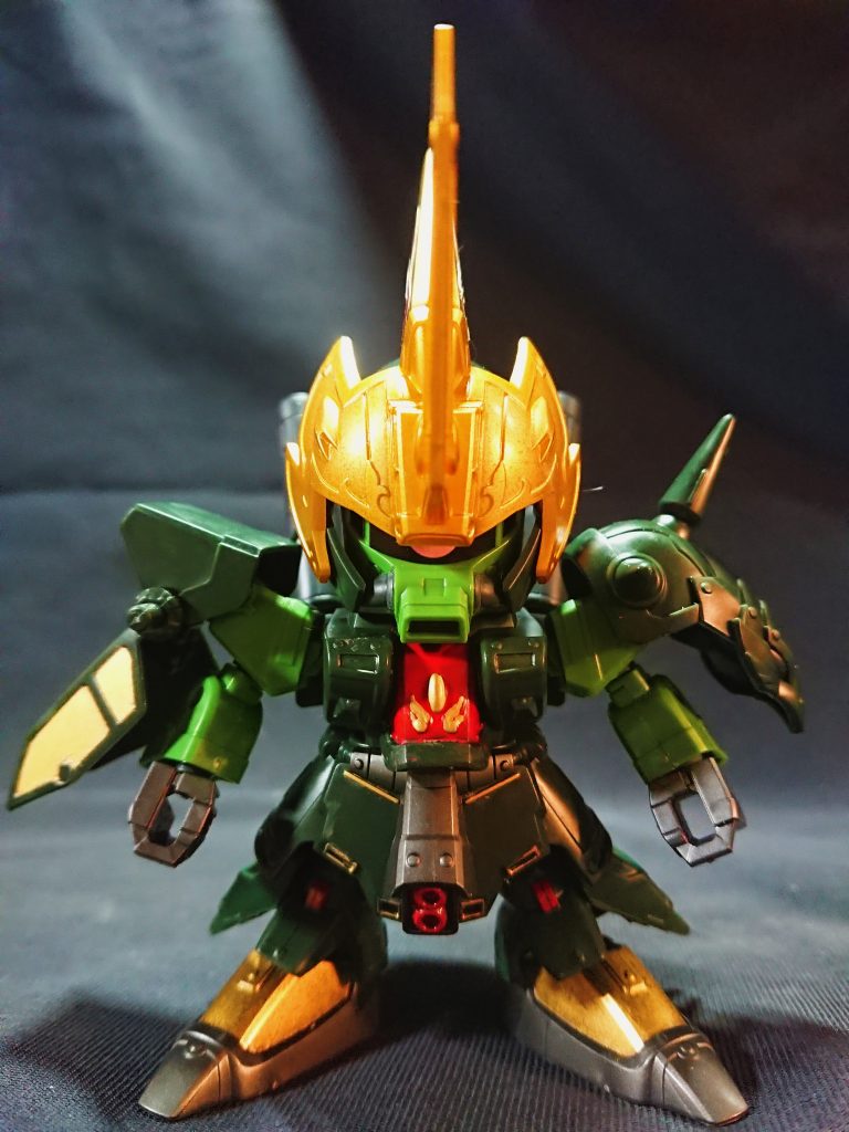 正面から。上半身はそのままでもバランスはいいので、足を5mmほど延長し、脚サイドは曹操の腕カバーを使いザクIIIの足を再現しました。これだけでだいぶ変わったかと思います。