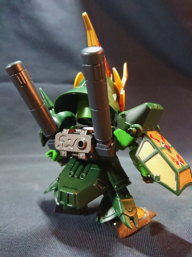 バックパックは無かったため、孫策サイサリスの物にBBシナンジュのプロペラントタンクで再現しています。指揮能力に優れていたため、知力もあったであろうと思われるので、書簡筒として見立てています。