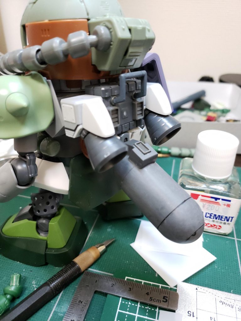 バックパックはプラ板とジャンクパーツの組み合わせ