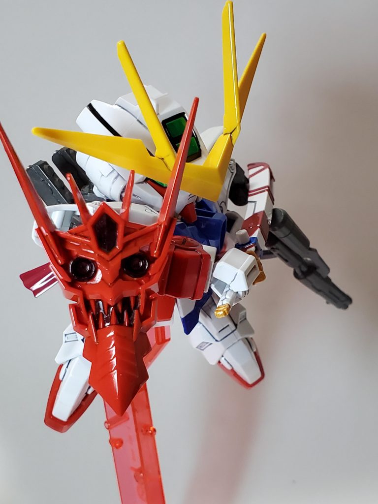 そのまま突撃しつつ、ガーベラストレートを構え…