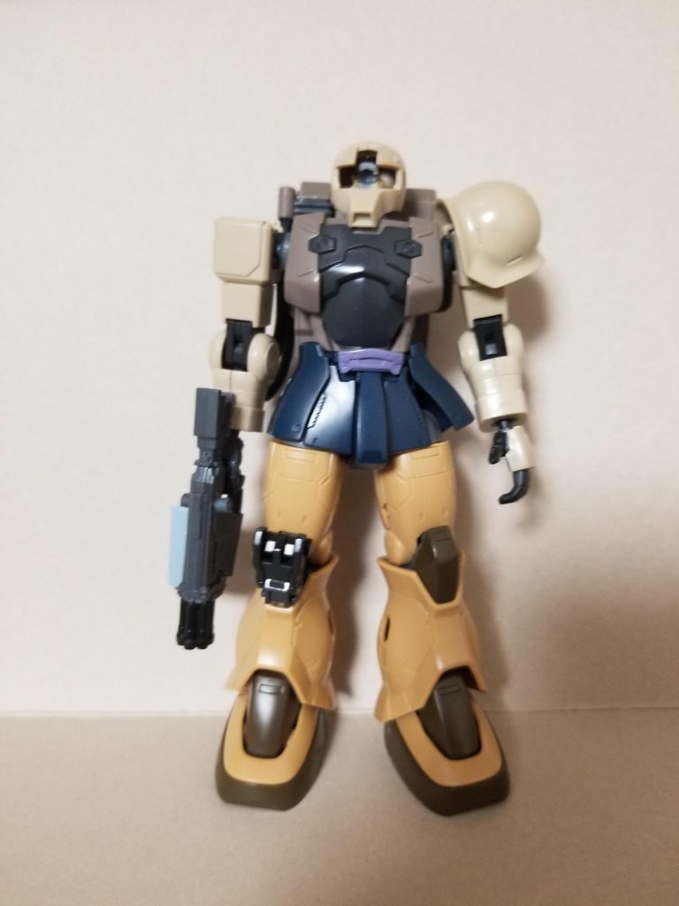 下半身をオリジンのザクに変更モノアイをボールジョイントに変更武器の追加肩の付け根をボールジョイントに変更等々の作業をした状態