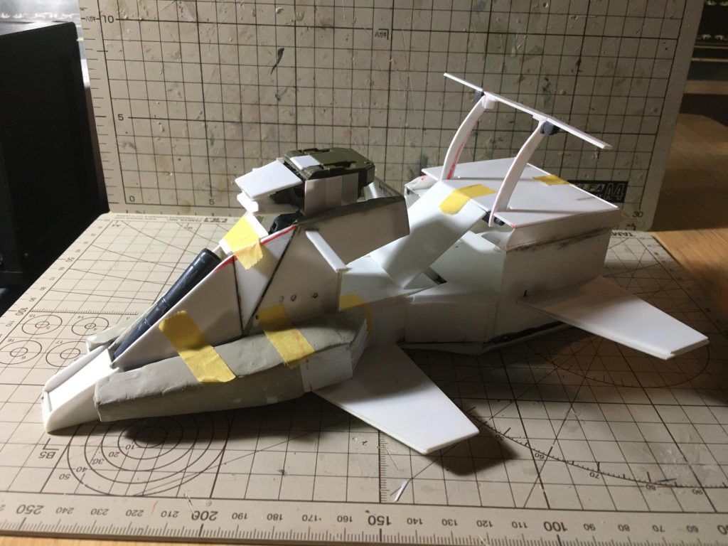 【制作工程4】2020年5月、いわゆる自粛期間中に突如作業再開しました。ブリッジのダークグリーンの部分はHGUCロトの上半身が基礎になっています。