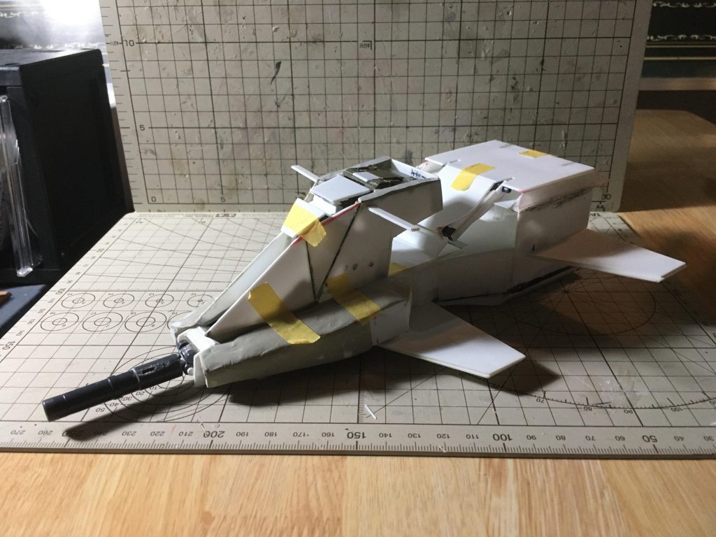 【制作工程5】ビーム砲は何かのバズーカの砲身です。そのほかはプラ棒、プラ板、パテの塊です。