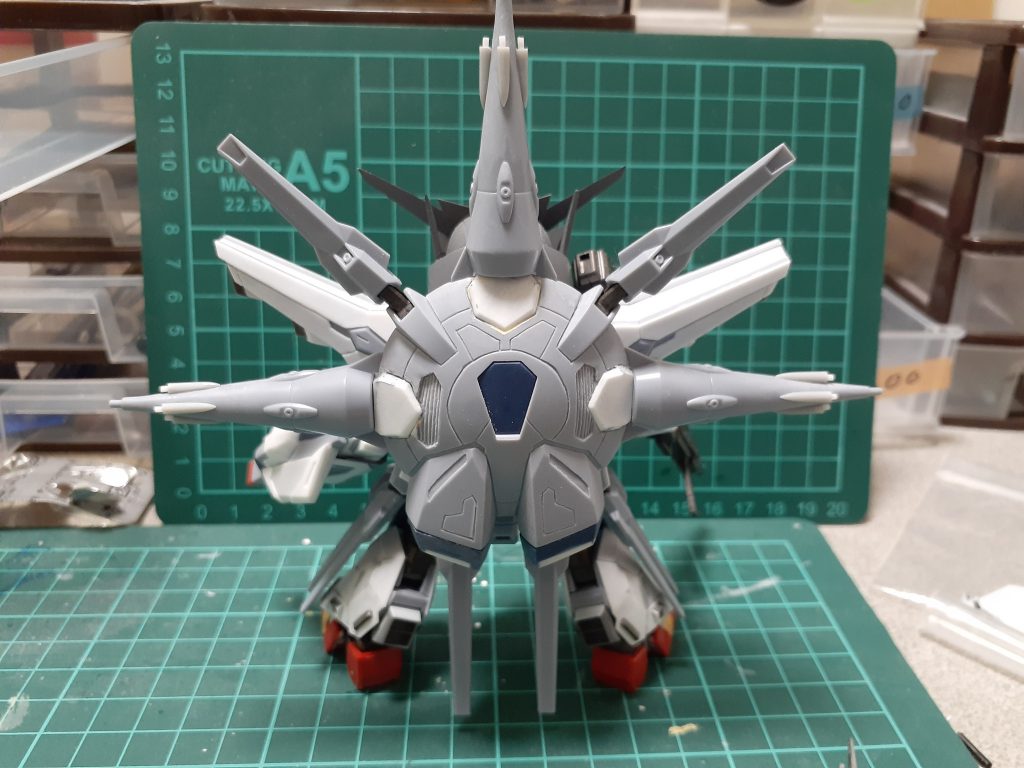 バックパックはMGを参考にしつつディテールを入れてみました
