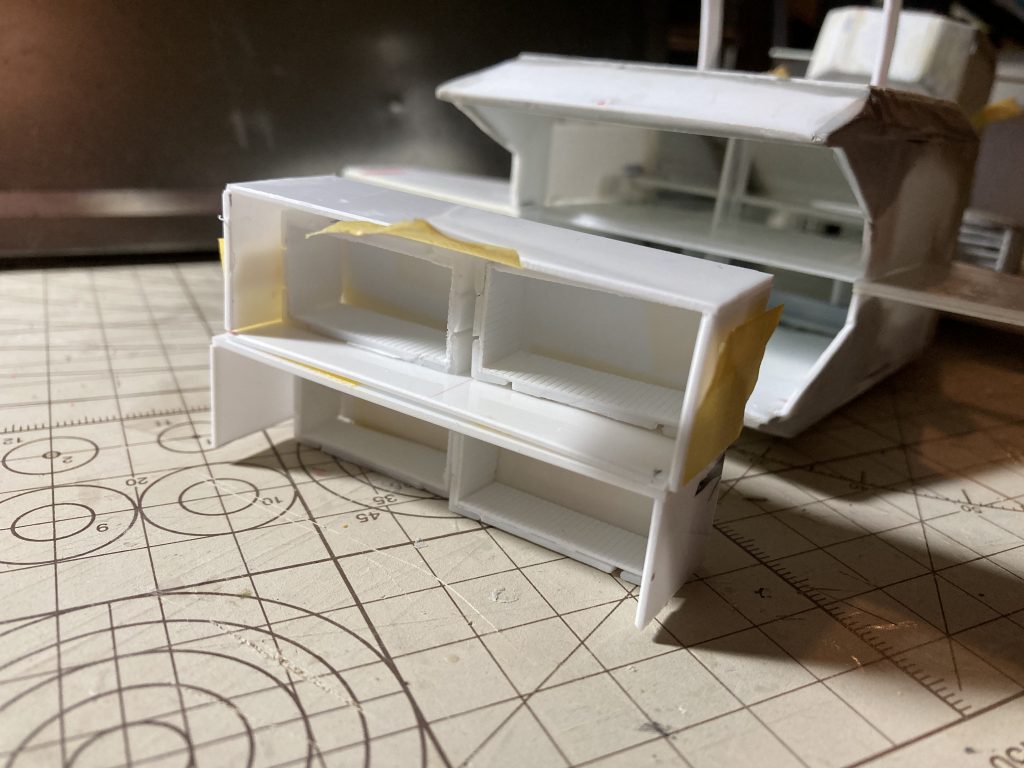 【製作工程6】作業で最も苦労したのに地味なエンジン部分です。L字型のプラ棒を使って直角、水平をとりつつ、プラ板の裁断面を平らにしたりパテ盛ったり・・・。
