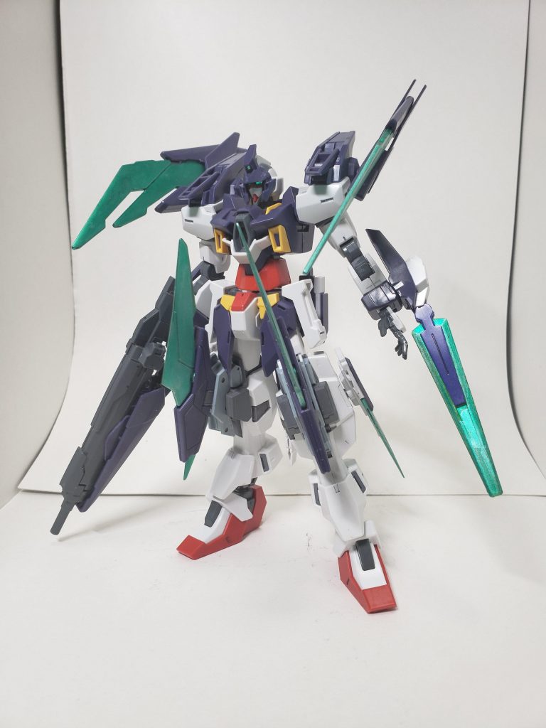 バックパック無しフロントショット実は腰パーツはAGE2ではなくTRYAGEを使用しているので腰のサイドアーマーはOO系統やAGE系統のパーツを付けることが出来ます。また、フロントアーマーはユーラヴェンを使用しています。