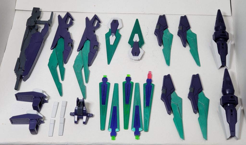 武器ショット右からブラスターファンネル×2ウィングファンネル×4ソードファンネル×2Cファンネル×5ラージソード×2ビームサーベル×4ロングブラスター×1腕甲部内蔵ビームサーベル、ビームバルカン×2胴体にハイメガカノンを内蔵してます。